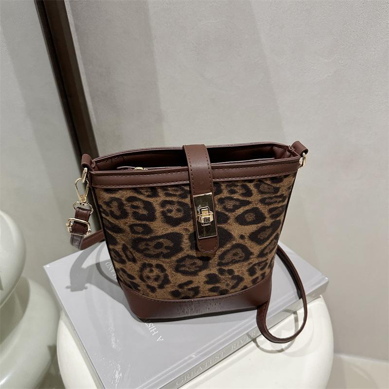 This Year's Popular Fashion Leopard Print Bag Women's 2025 New Spring Foreign Trend Messenger Bag Fashionable New Bucket Bag