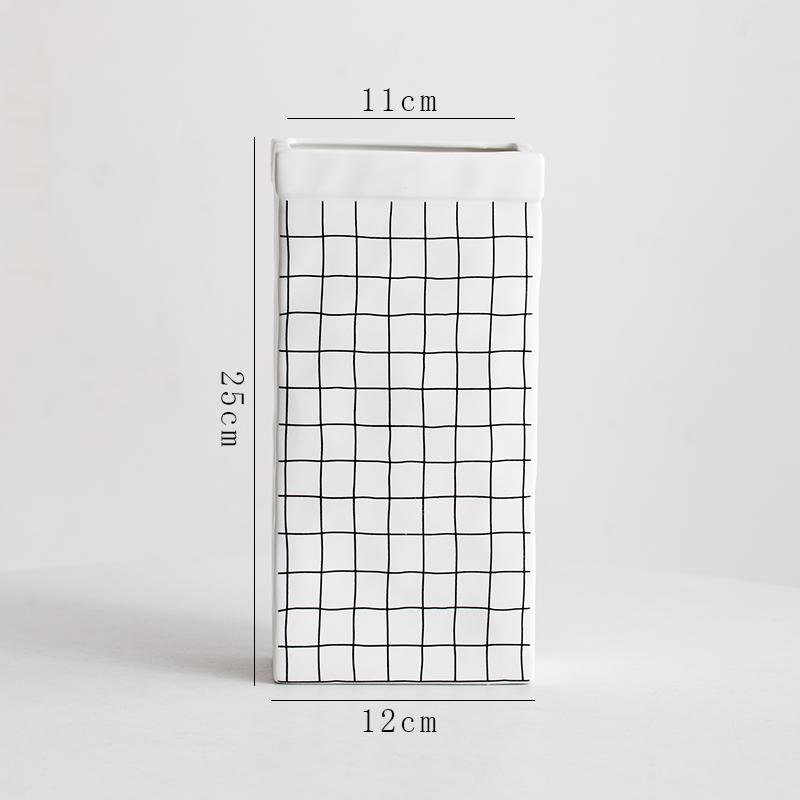 Skandynawski biały ceramiczny wazon na suszone lub świeże kompozycje kwiatowe w wystroju salonu