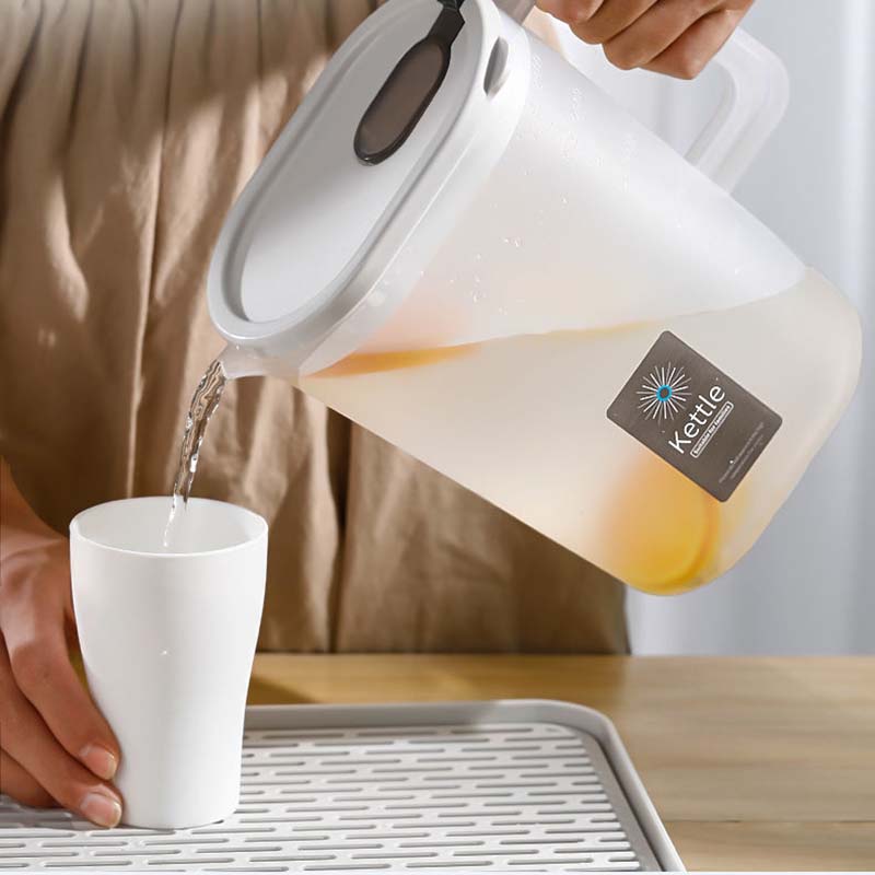 2,4 l großer Kunststoff-Kaltwasserkessel, Saft-Teekanne, hitzebeständiger Wasserbecher, Fallschutz mit Skala, Wasserkocher, Milchkännchen, Wasserspender, Krug