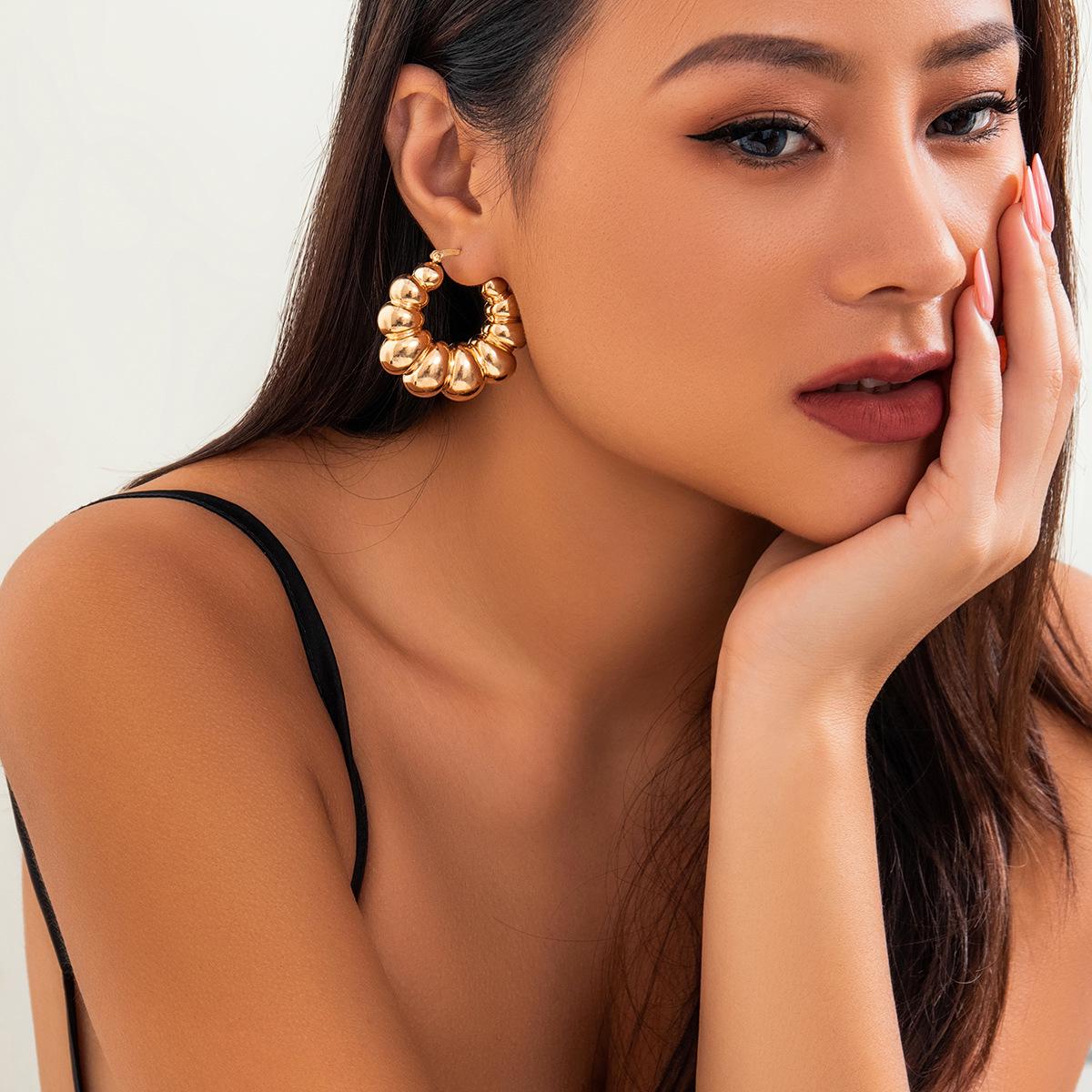 

Преувеличенные французские металлические круглые серьги с уникальной неровной текстурой