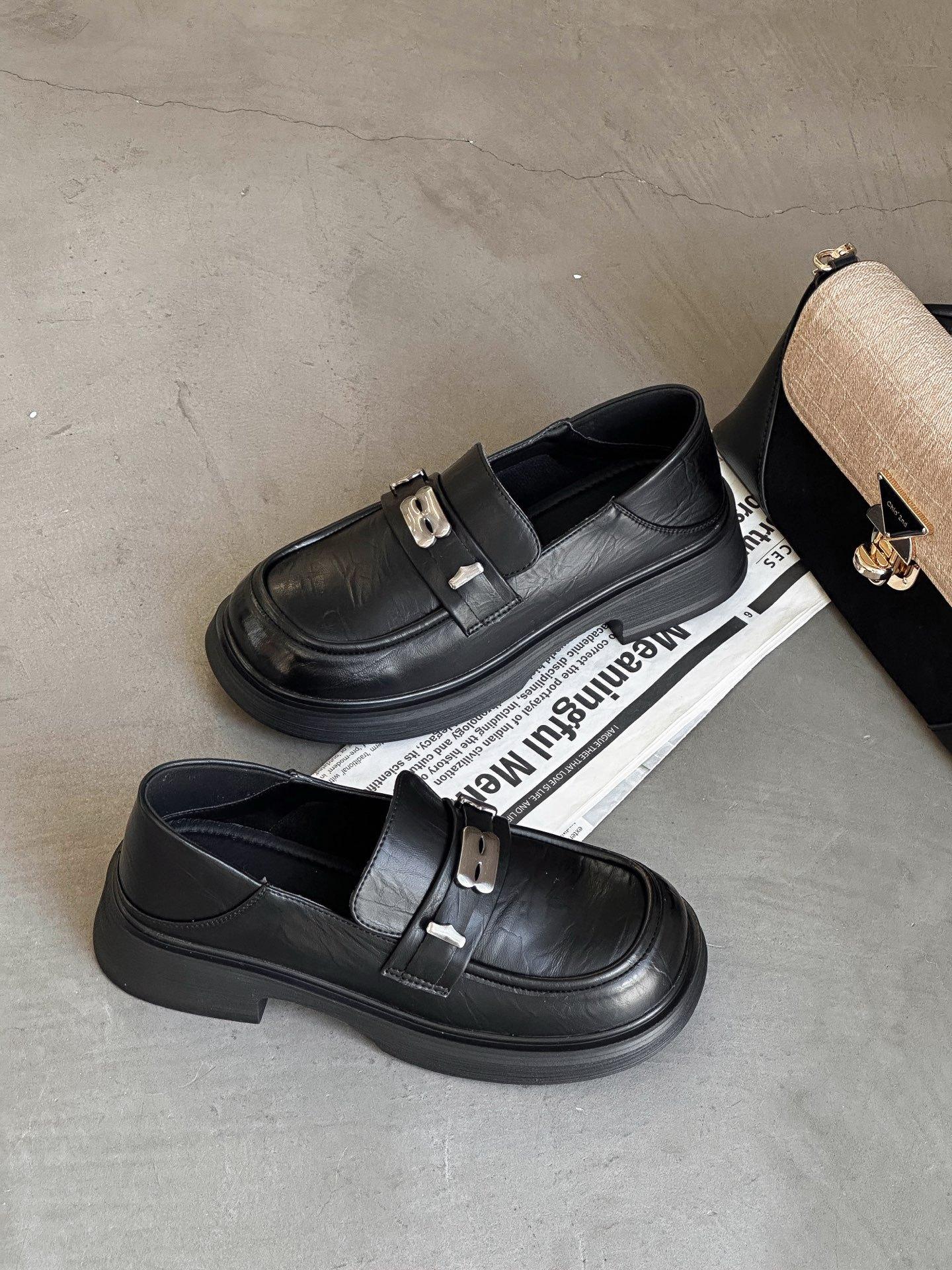 

Женские лоферы на платформе 2025 новая осень универсальные черные туфли из маленькой кожи британский стиль французский ретро туфли на плоской подошве 39 чёрный