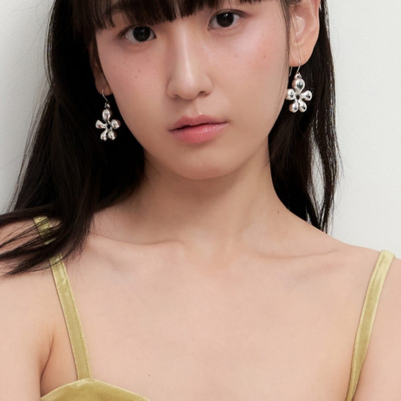 geegee [silver925] draw flower earring