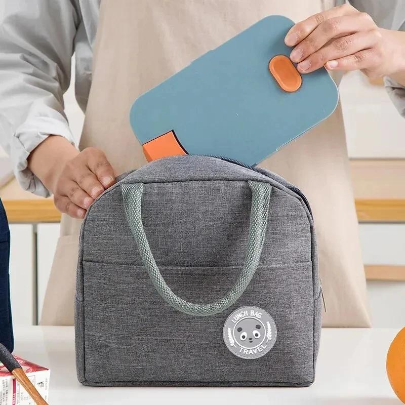 Simple and fashionable heat-insulating and heat-preserving handbag / lunch box. Suitable for students and office workers.