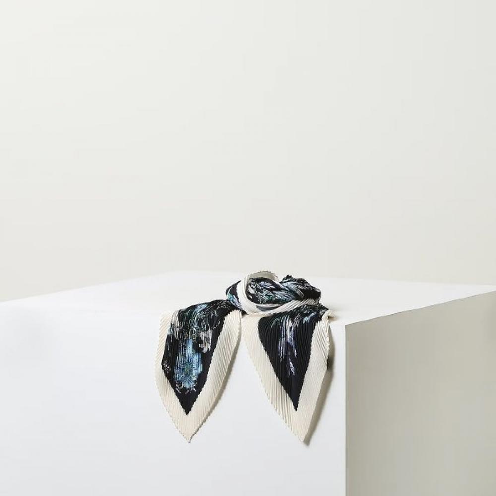 Daks Navy Flower Pleats Scarf Dcsc5f667n2 Single option