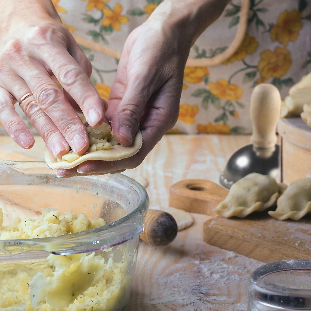 KADAX Vykrajovátko na pirohy uška Forma na kolečka 7cm