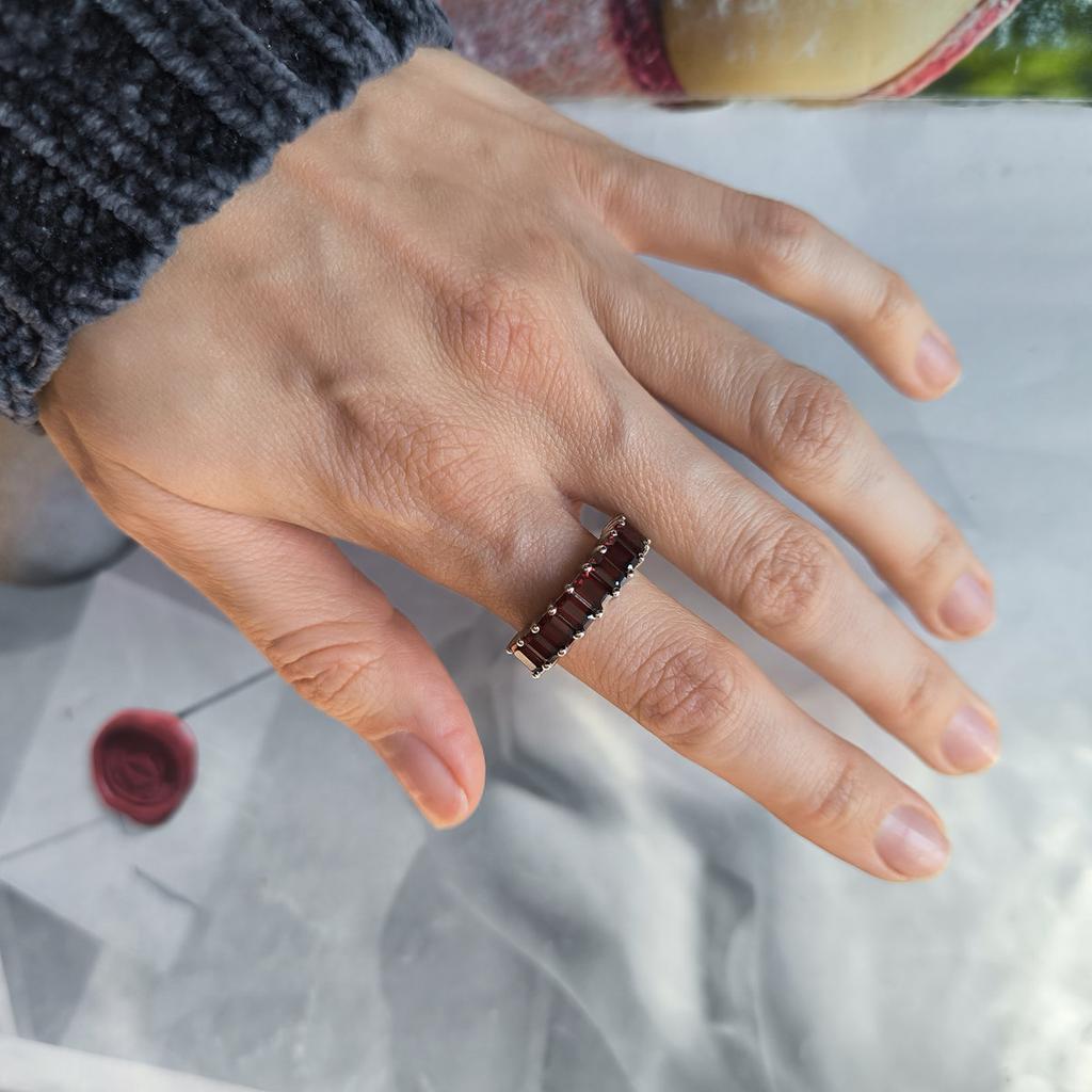 Серебряное кольцо с натуральным гранатом 3.283ct, вес изделия 3,26 гр (2203667)