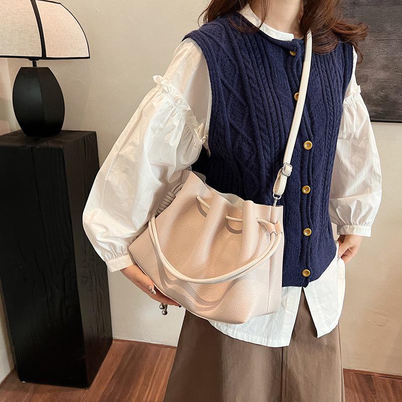 

Женская плиссированная сумка Cloud 2024 года выпуска — вместительная, модная и идеальная для поездок на работу 33*13*22 покинуть белый