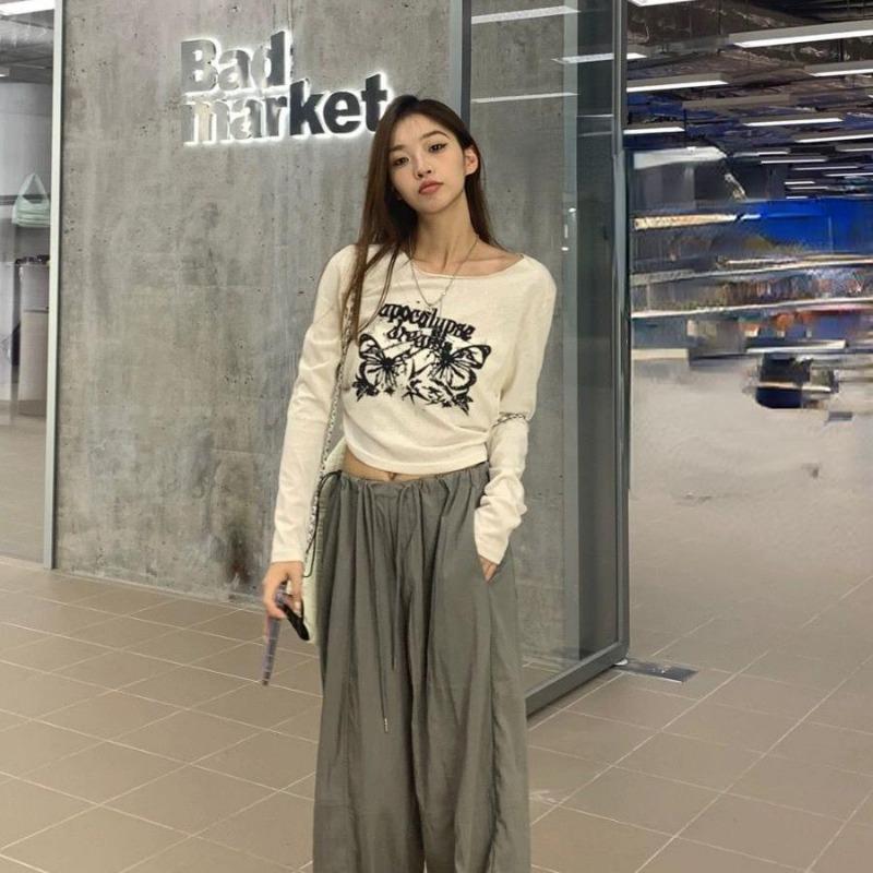 2KWEIRD Sexy Plissierte Grunge T-Shirts Damen Slim Fit Y2k Ästhetischer Buchstabenprint Langarm Crop Top Damenmode All Match T-Shirt