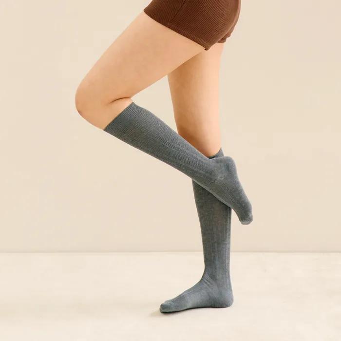 Loose textured ribbed knee socks