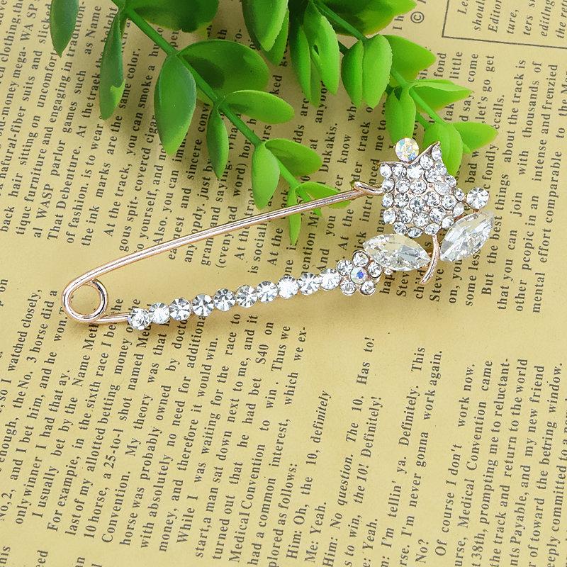Exquisite Rhinestone Rose Brooch Pin Versatile Clothing Accessory