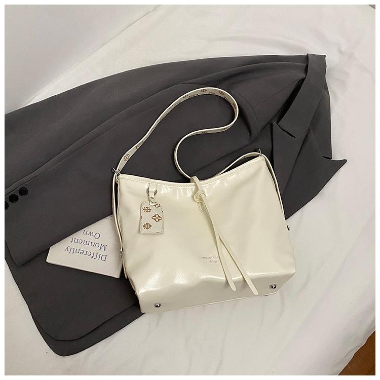 This year's popular bag women's large capacity 2025 new fashion casual shoulder messenger bag versatile commuter tote bag