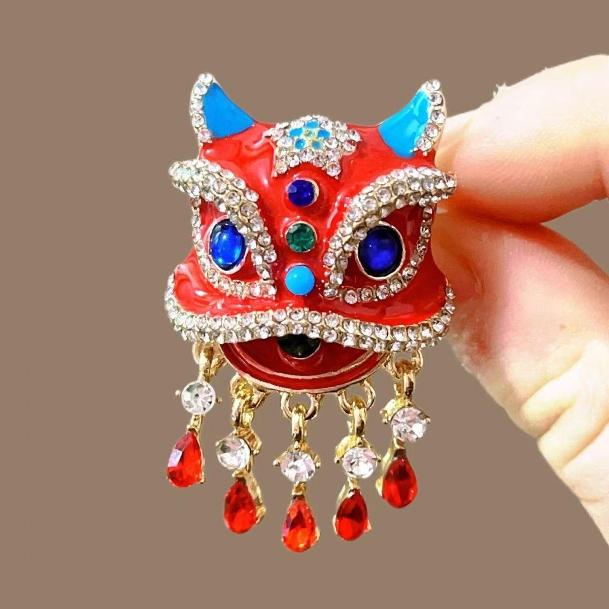 

Яркая брошь-булавка Танцующий лев из красной эмали, дизайн в стиле китайского традиционного народного искусства, аксессуар-значок для фестивалей и праздников 1pc