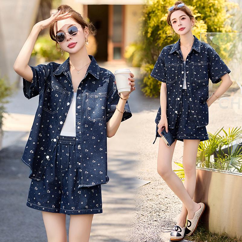 

Летний женский повседневный костюм-двойка 2025: Рубашка с принтом, джинсовая куртка и шорты M (90-110 jin)