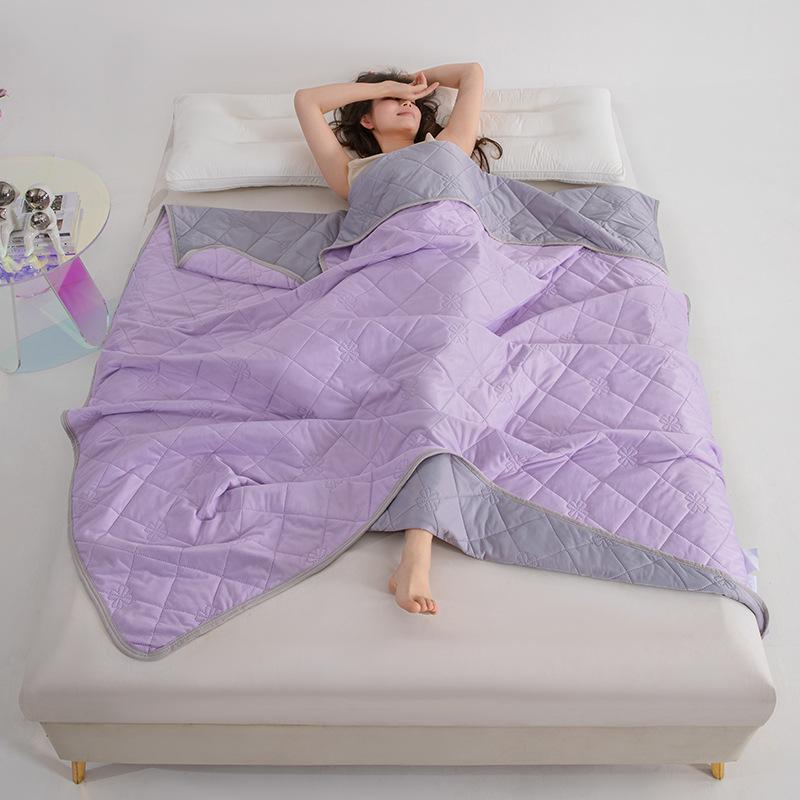 

Ультратонкое постельное одеяло для любого сезона для жарких летних ночей. Подходит для взрослых, детей и летнего декора спальни. 100x150cm фиолетовый