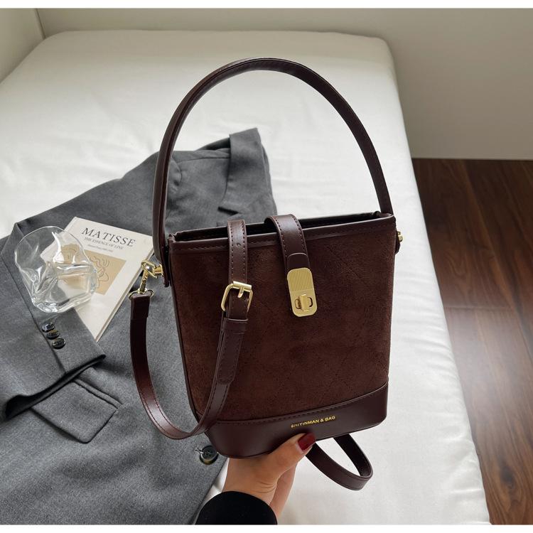 

Niche retro matte bucket bag women s new popular versatile messenger bag high-end versatile commuter shoulder bag темно-коричневого