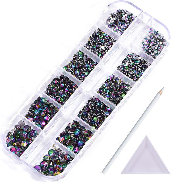 

Набір 12 сіток, Скляний Діамант з плоским дном, Страз, Прикраса для нігтів, Змішані Діамантові DIY аксесуари, Безкоштовна Діамантова ручка, Трикутний диск. Nail Art 12-grid box, about 2100 pcs/box