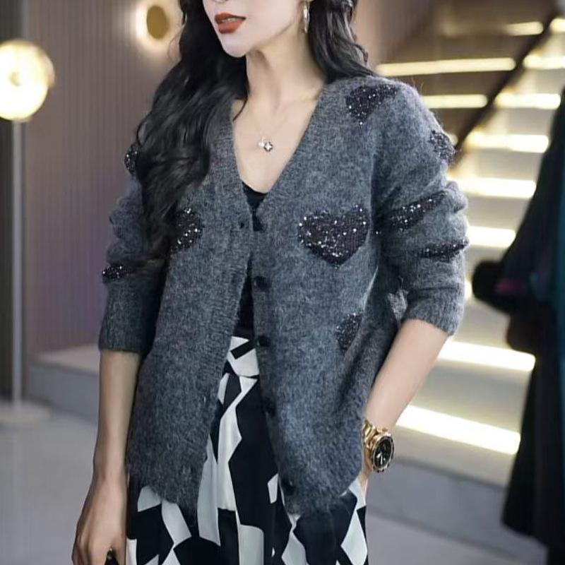 2025 Herbst/Winter Koreanischer Stil V-Ausschnitt Herz Pailletten Strick-Cardigan für Damen