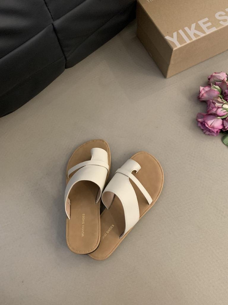 Korean Version of Retro Toe Slippers Women's Summer Wear 2025 New Niche Flat-bottomed Soft-soled Beach Sandals