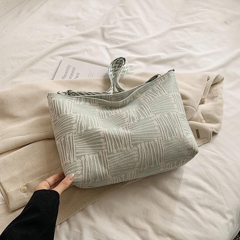 

Тканевая сумка 2025 новая женская большой вместимости высокая ценность широкий плечевой ремень одноплечная сумка-мессенджер нишевая осенняя холщовая сумка зелёный