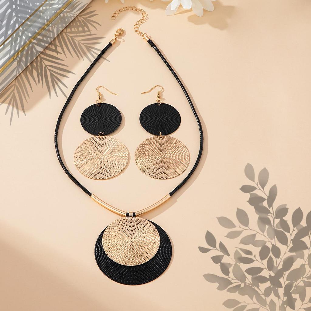 Collier Pendentif Métal Rond Élégant Grand pour Femmes - Mode Luxe Léger Haut de Gamme