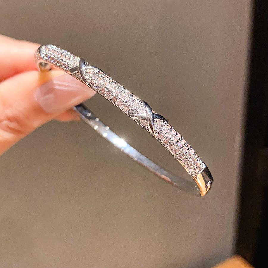 

18K Gold Plated Zircon Crossover Bangle: Chic, High-End Jewelry for Women