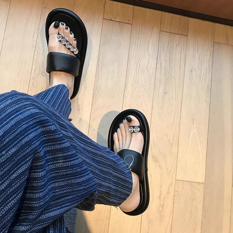 Feeling of Stepping On Shit! Slippers Women's Summer Wear French Fairy Wind Non-slip Thick Bottom Word with Rhinestone Toe Sandals