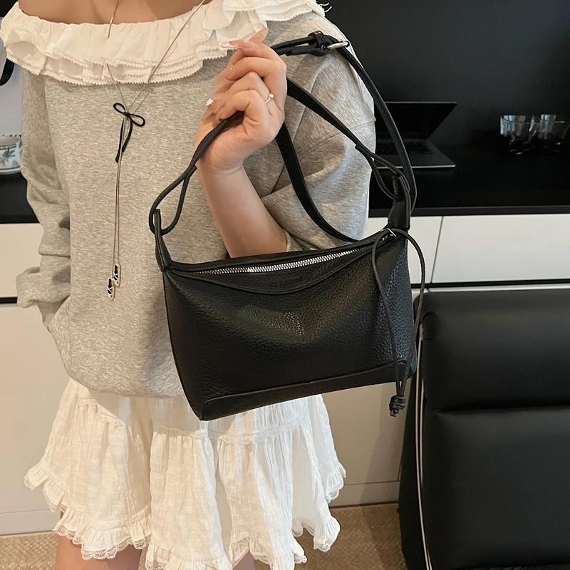 New Sense of Luxury Solid Zipper PU Pillow Shoulder Bags for Women 2026 High Quality Temperament Classic Commute Crossbody Bags