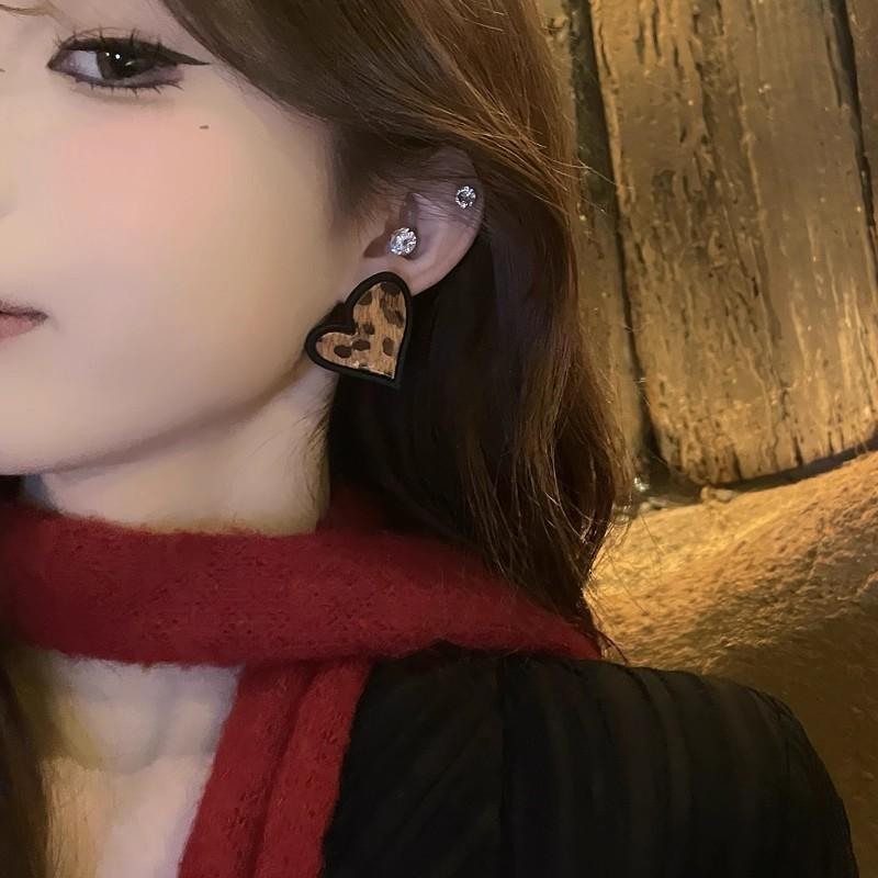 European and American Retro Leopard Print Irregular Love Stud Earrings Women's Simple Earrings Autumn and Winter Ears