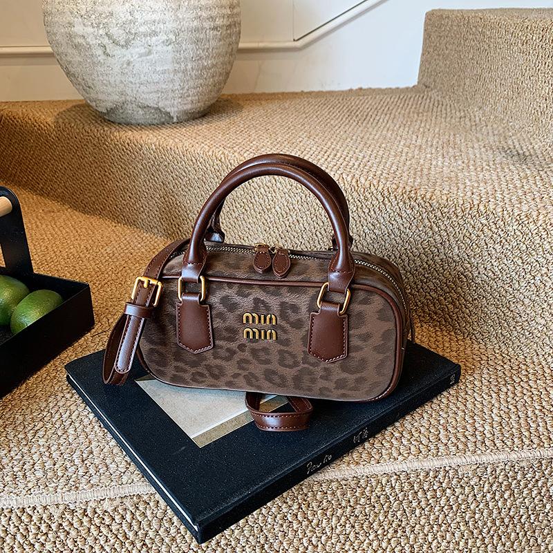 2025 new bowling bag women's versatile niche large-capacity Boston pillow bag leopard print portable messenger bag