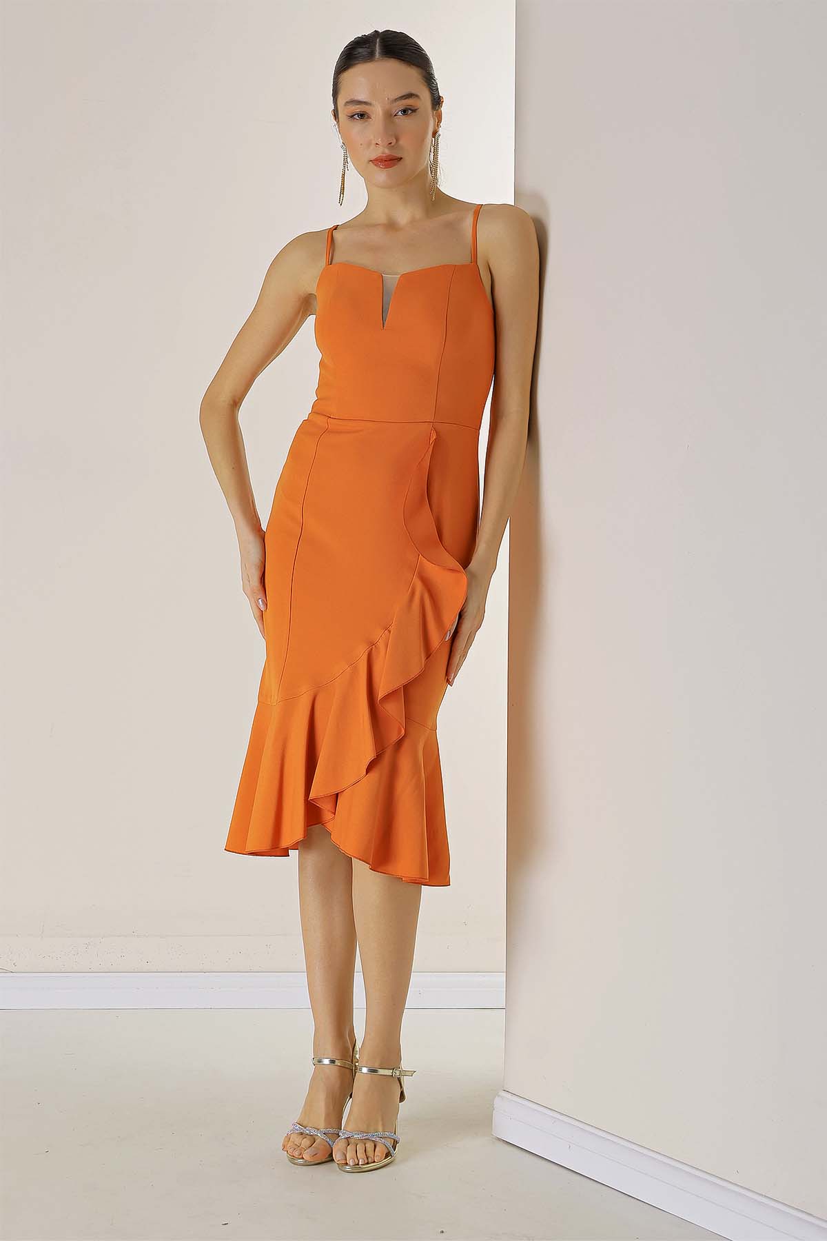 

Платье из крепа на подкладке, юбка на веревочных бретелях и волан