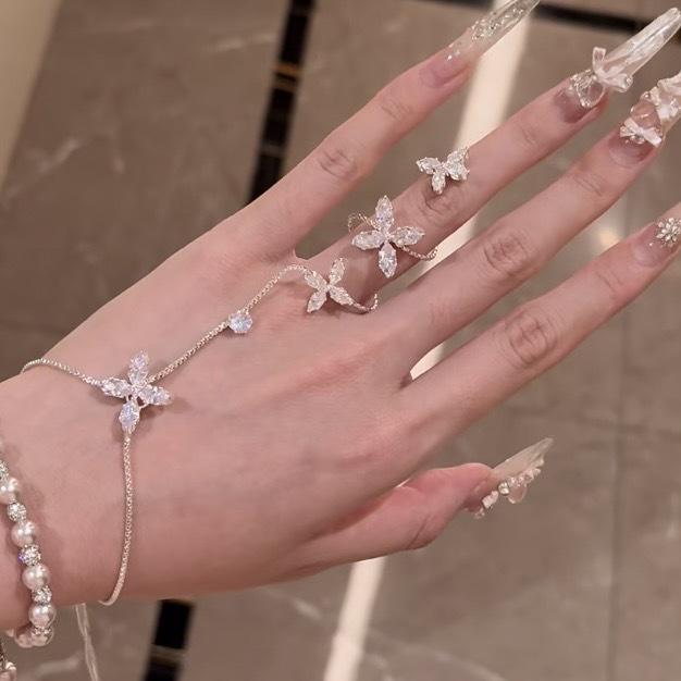 Exquisite European and American Geometric Flower Diamond Bracelet - Luxurious High-End Jewelry Design
