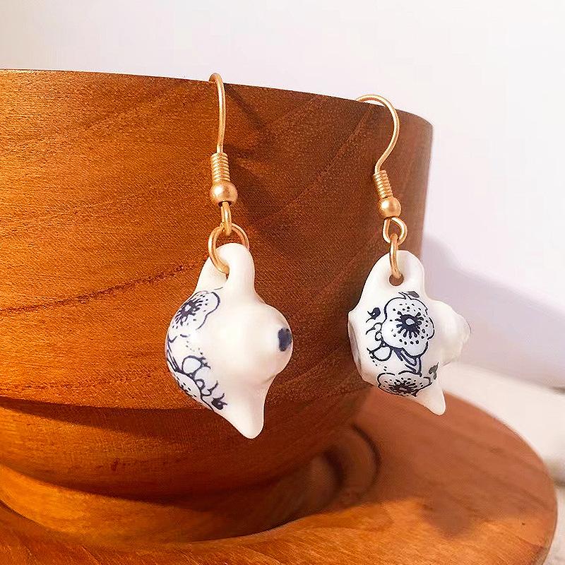 

Creative and personalized hand-painted earrings синій
