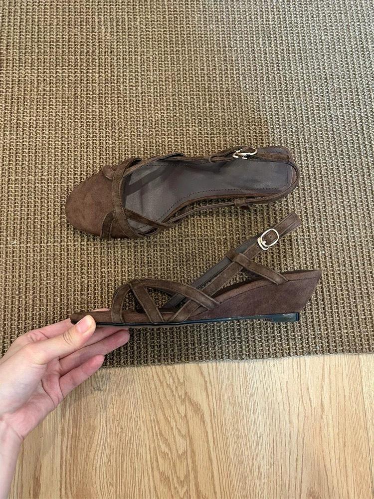 

Cowhide version~ Simple fairy wind slope heel open-toed Roman sandals female 2025 summer vacation word with cool slippers 40 коричневый