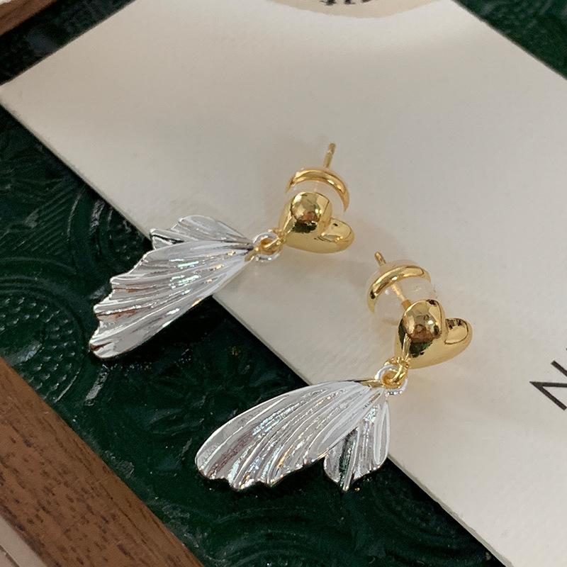 

Контрастные цвета золота и серебра Love Fish Tail Stud для женщин, нишевый дизайн, чувство индивидуальности, универсальный темперамент, модный стиль золотой