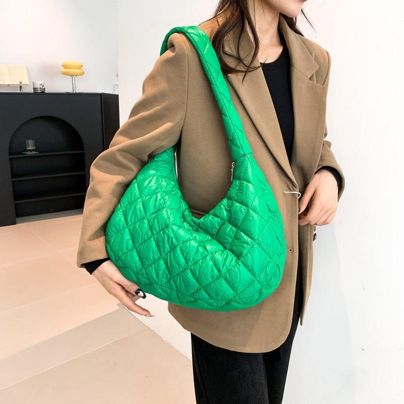Fashion diamond shoulder bag women's winter new casual solid color messenger bag simple personalized dumpling bag women