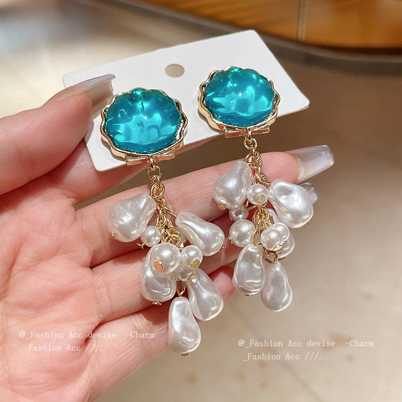 High-End French Luxury Silver Resin Tassel Earrings with Elegant Design Sense