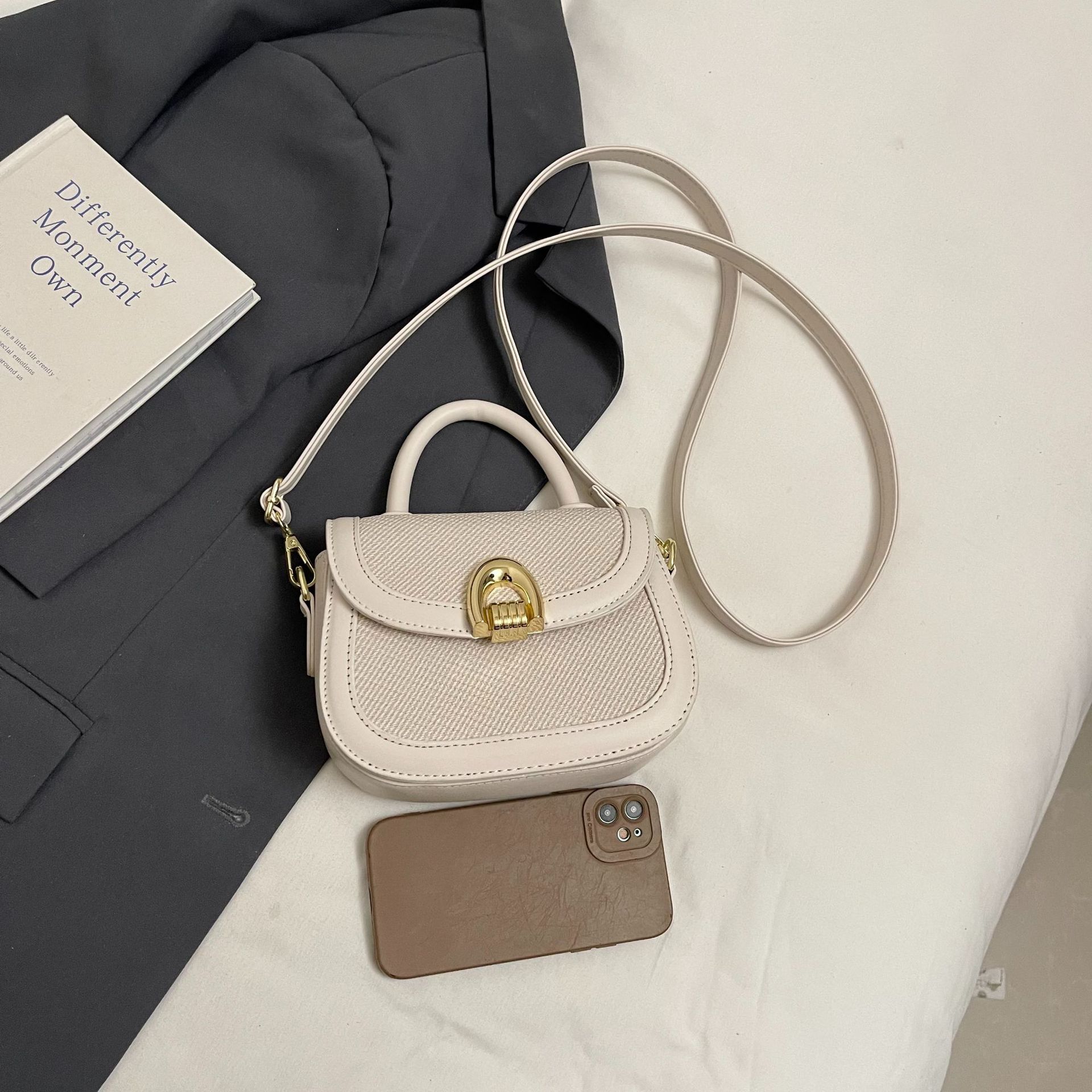 

Женская сумка 2025 новая весна и лето высококлассная модная сумка-седло нишевая простая повседневная сумка-мессенджер