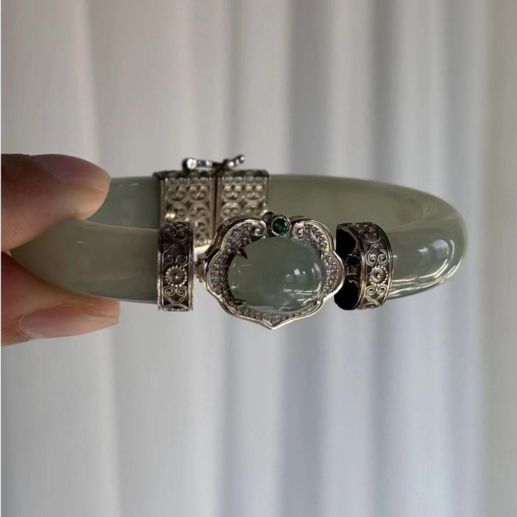 New Chinese-style auspicious cloud bracelet is fashionable and exquisite, cold feeling, elegant and gentle temperament, atmospheric daily