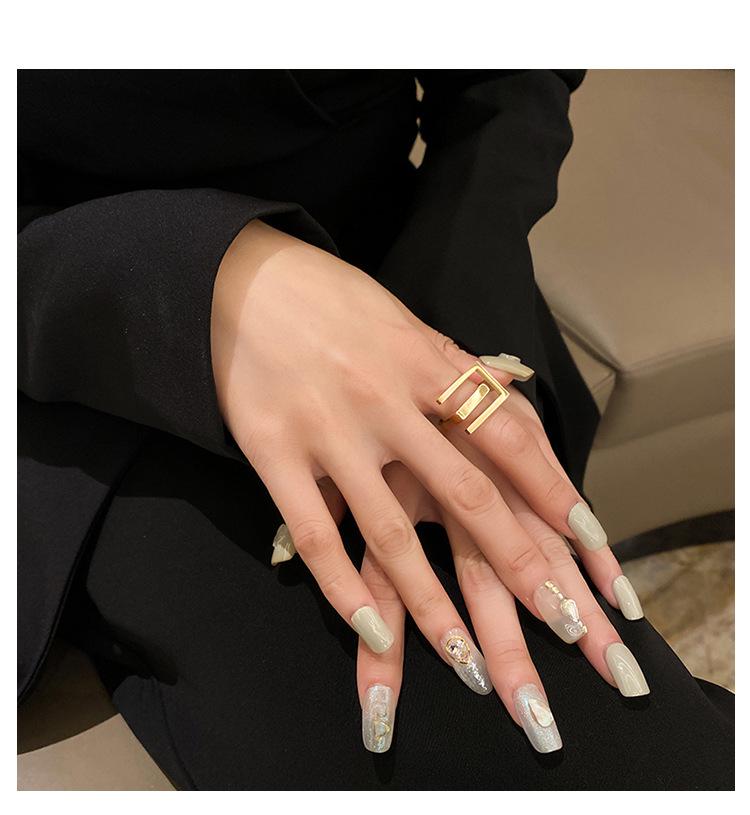 Quadratischer Indexring aus Titanstahl - Modischer Europäischer Kaltstil für Damen, Schlichtes Design, Kleiner Schlichter Bandring