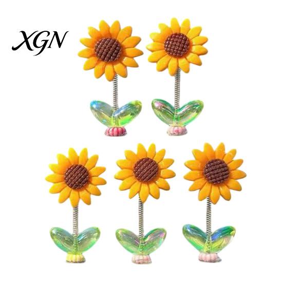Interior Aesthetic Accessories 5Pcs Wobble Sunflower Car Dashboard Decor, Resin Spring Flower Ornament Cute Office Desk Decorations with Non