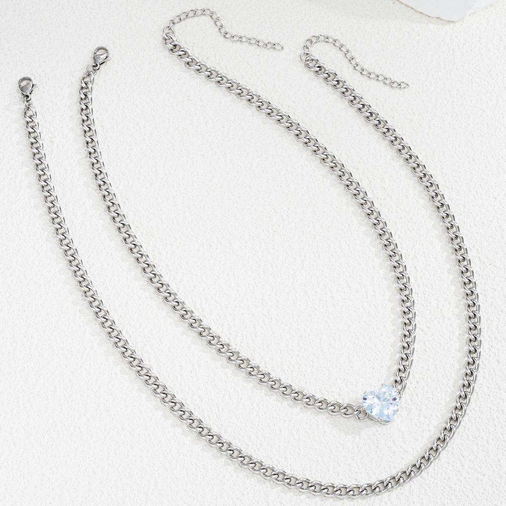 Modische Halsketten aus Edelstahl für Damen Herzförmiger Zirkon-Halskettenanhänger Temperament Schlüsselbein-Kette Party-Schmuck Geschenke