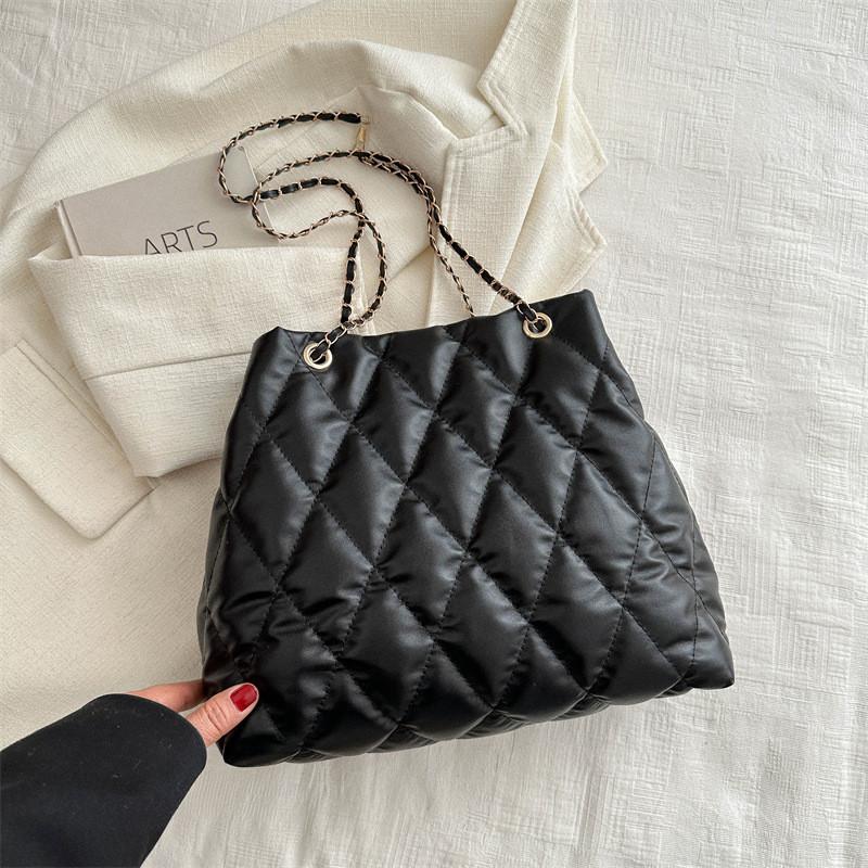 Trendy Korean Style Chain Tote Bag Casual Large Capacity Sleek Design For Daily Use