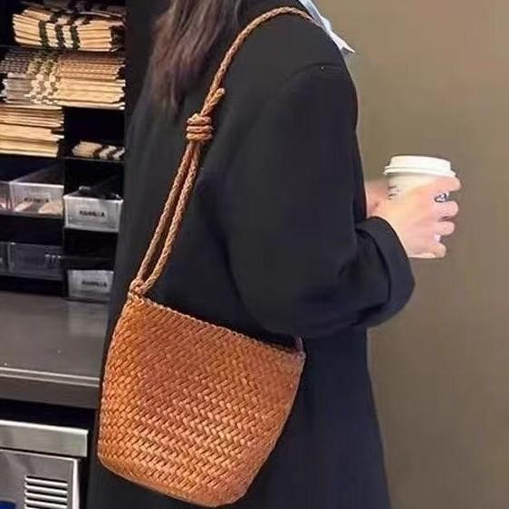 Niche woven bucket bag women's new versatile commuter leather large-capacity bag shoulder messenger bag