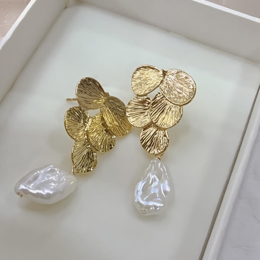 

Lanyun design, natural freshwater pearl keshi petal earrings, high-end French stud earrings, female silver needle grape leaf Silver needle