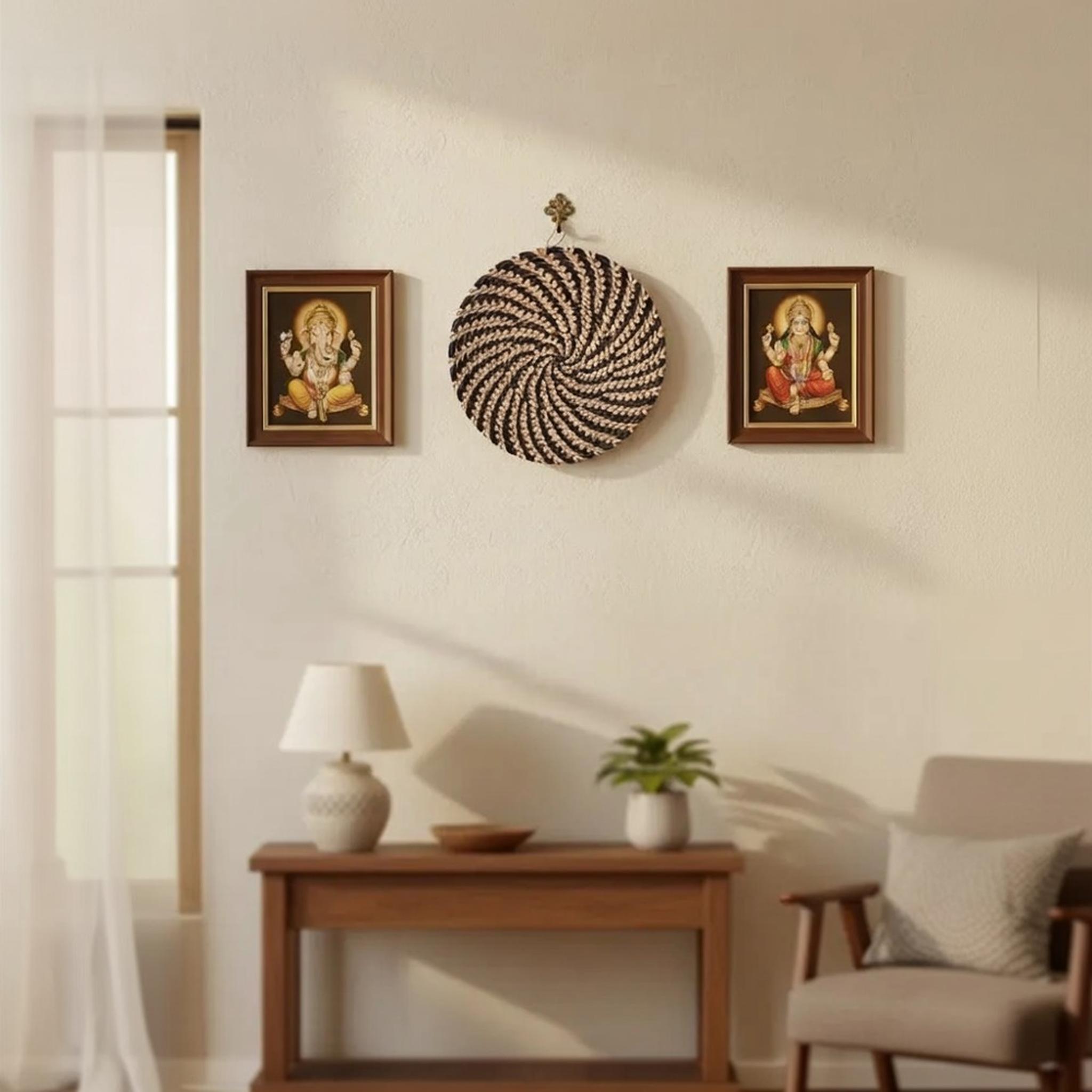 

Decorative handwoven piece made from natural moonj fibers.