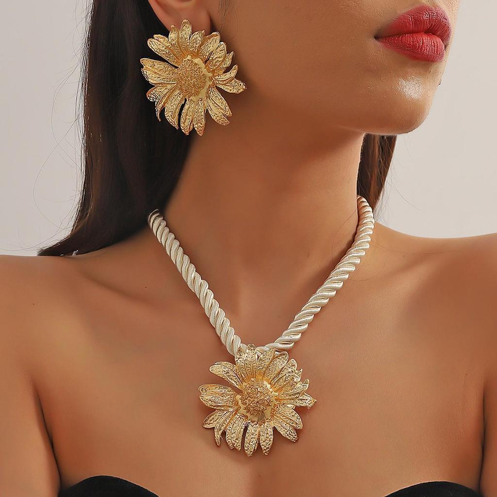 European-American Starfish Necklace & Earring Set: High-End Clavicle Chain, Light Luxury Vacation Style for Women.