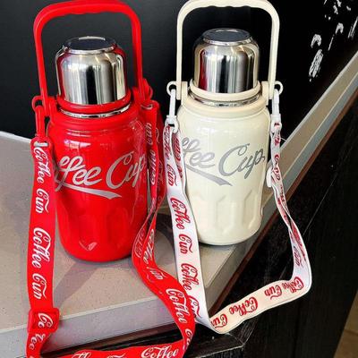 2023 Coca-Cola Style 316 Edelstahl Isolierte Wasserflasche mit Riemen - Große Kapazität, Tragbar für Draußen