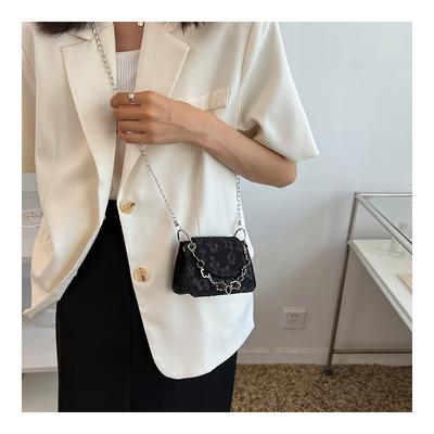 Eine trendige und retro Mini-Handtasche für Damen im Jahr 2026, mit einer einfachen Ketten-Mini-Mund-Rotumschlag-Crossbody-Tasche