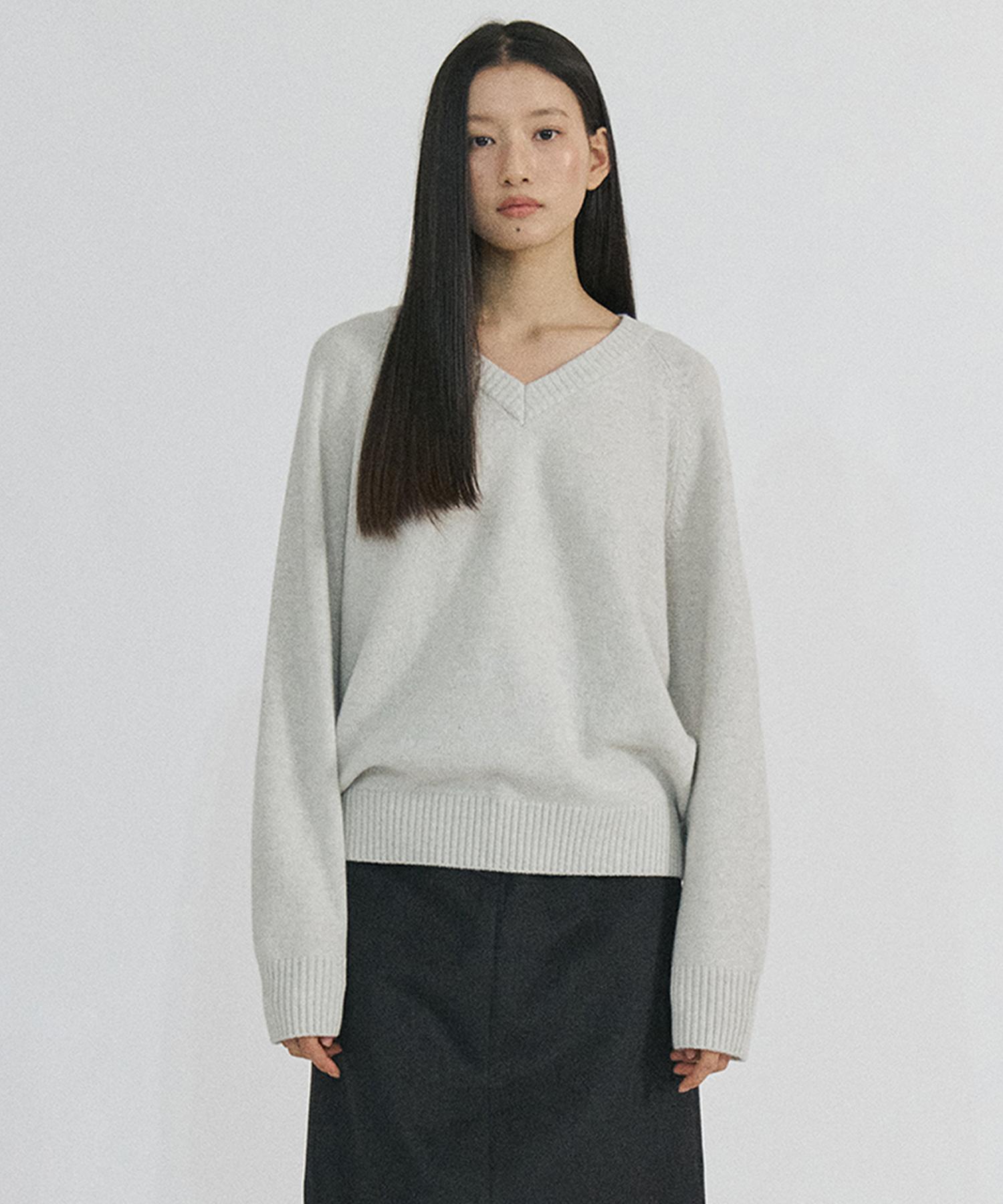 Step Around Cashmere Reglan V Neck Knit_Light Gray Red