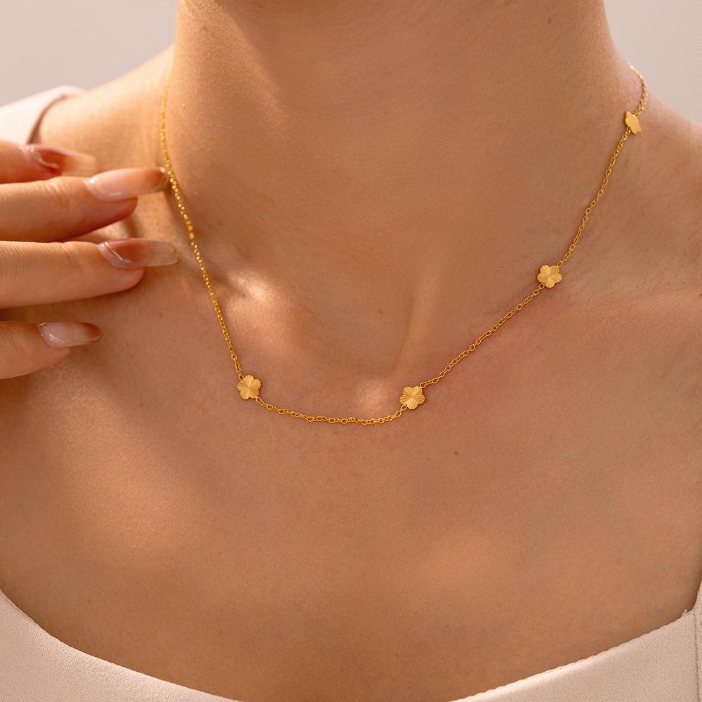 European and American Style Joe Flower Clavicle Necklace with Elegant Design, 18K Gold-Plated Titanium Steel.
